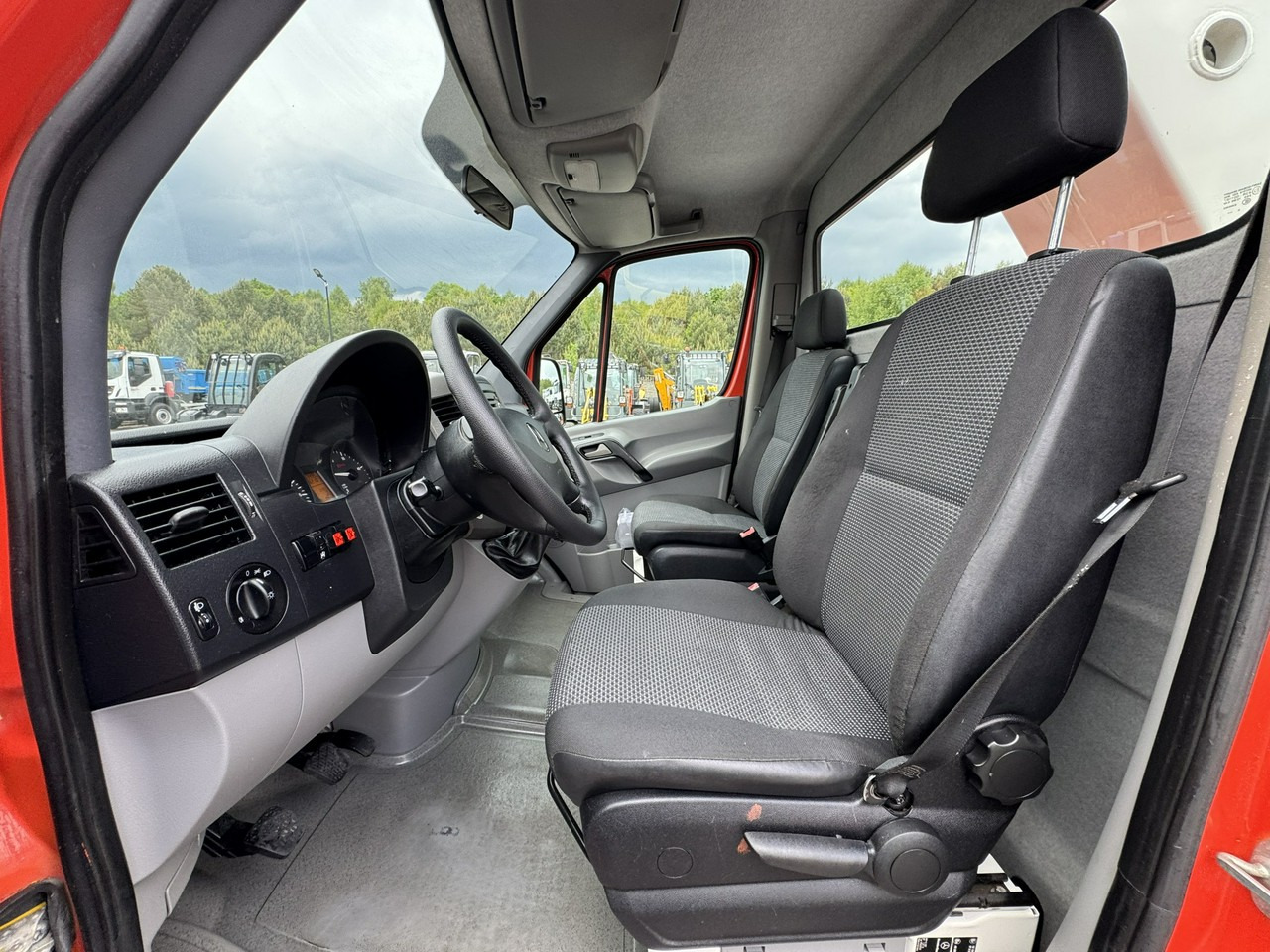 Грузовик с подъемником Mercedes Sprinter: фото 19 Грузовик с подъемником Mercedes Sprinter: фото 19