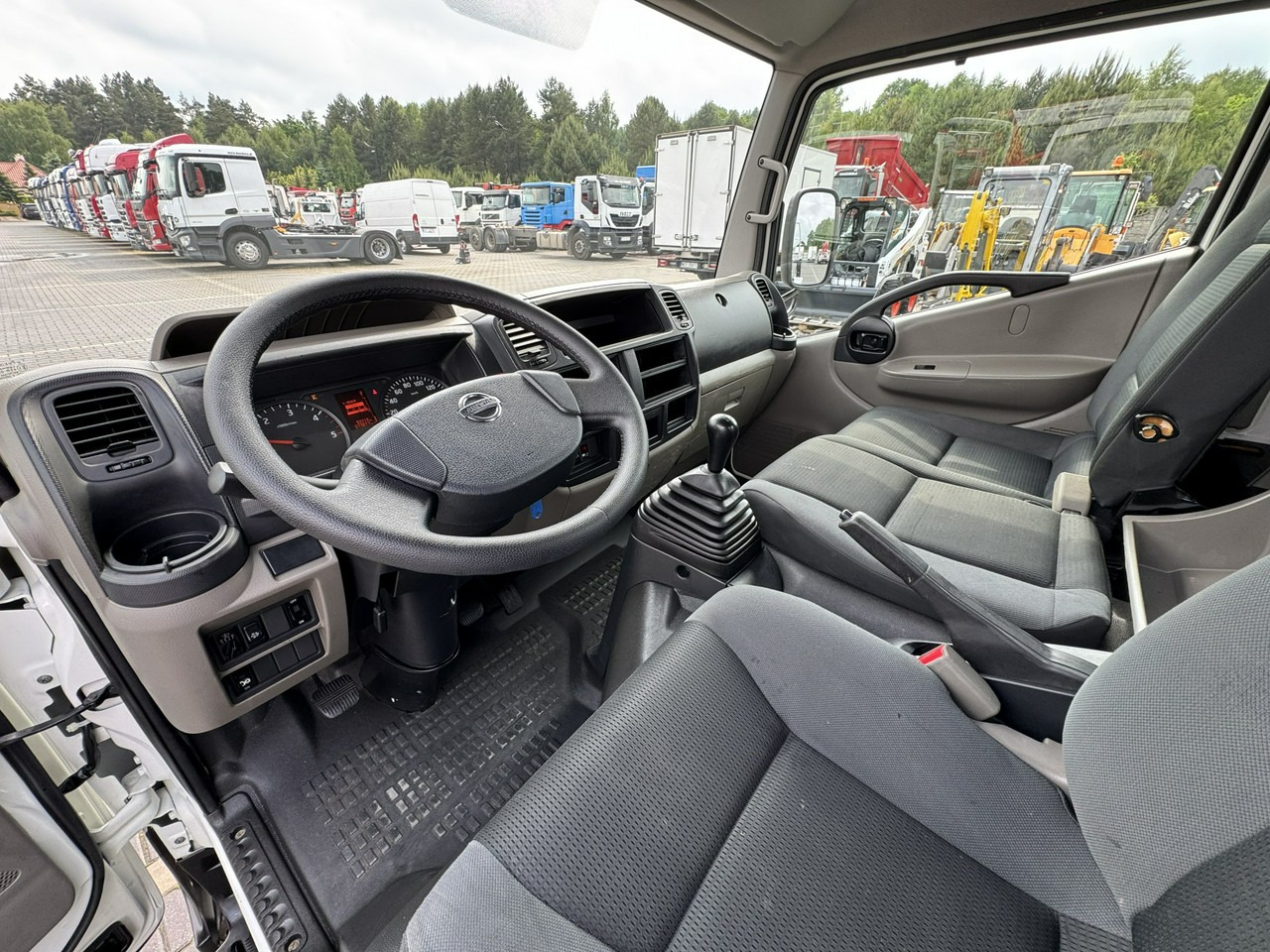 Грузовик с подъемником Nissan Cabstar: фото 33