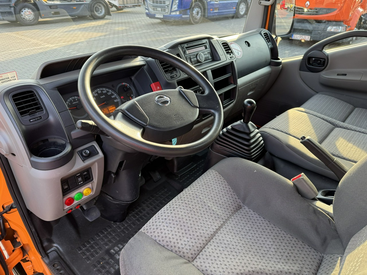Грузовик с подъемником Nissan Cabstar: фото 29