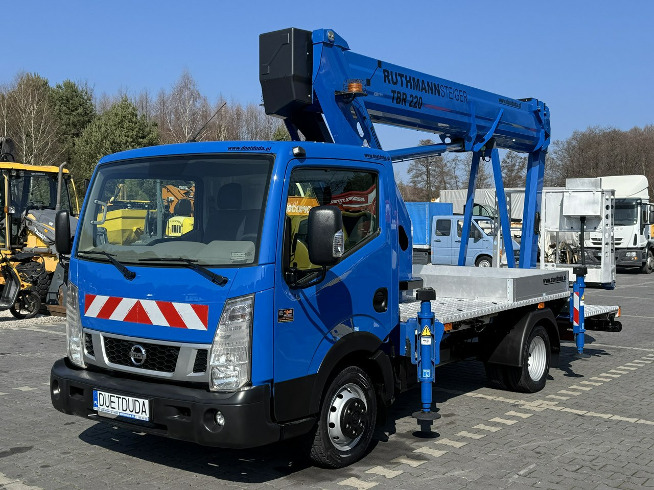 Nissan Cabstar - Грузовик с подъемником: фото 5 Nissan Cabstar - Грузовик с подъемником: фото 5