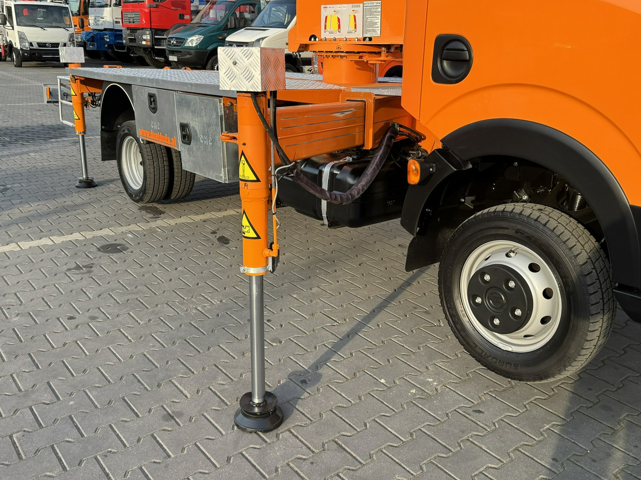 Грузовик с подъемником Nissan Cabstar: фото 6