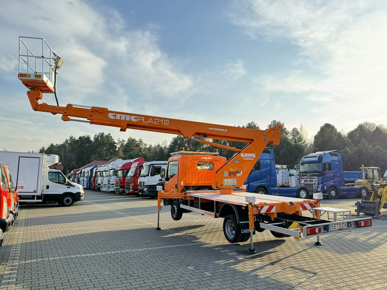 Грузовик с подъемником Nissan Cabstar: фото 19