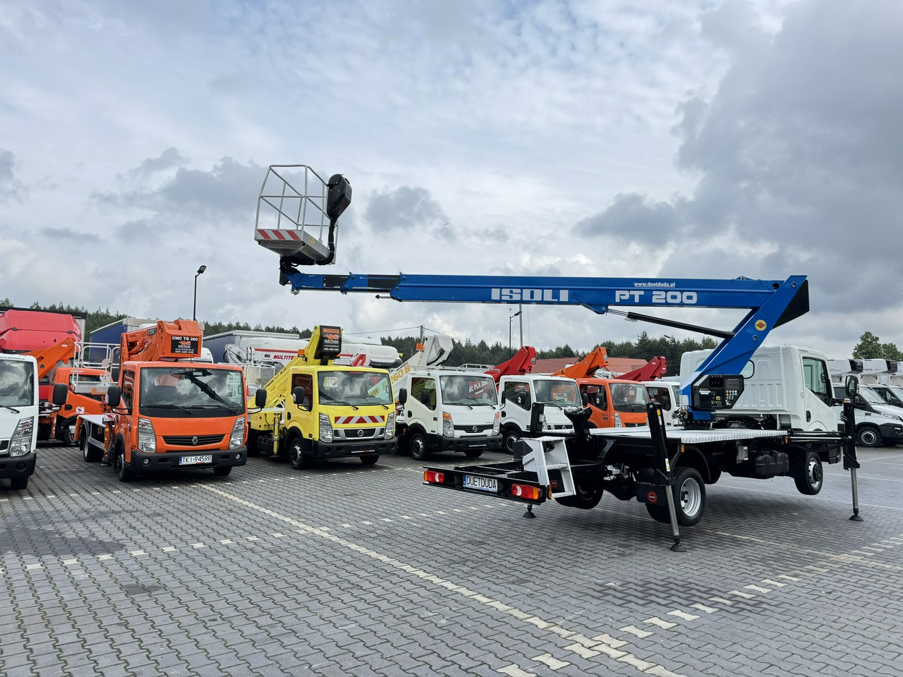 Грузовик с подъемником Nissan Cabstar: фото 27
