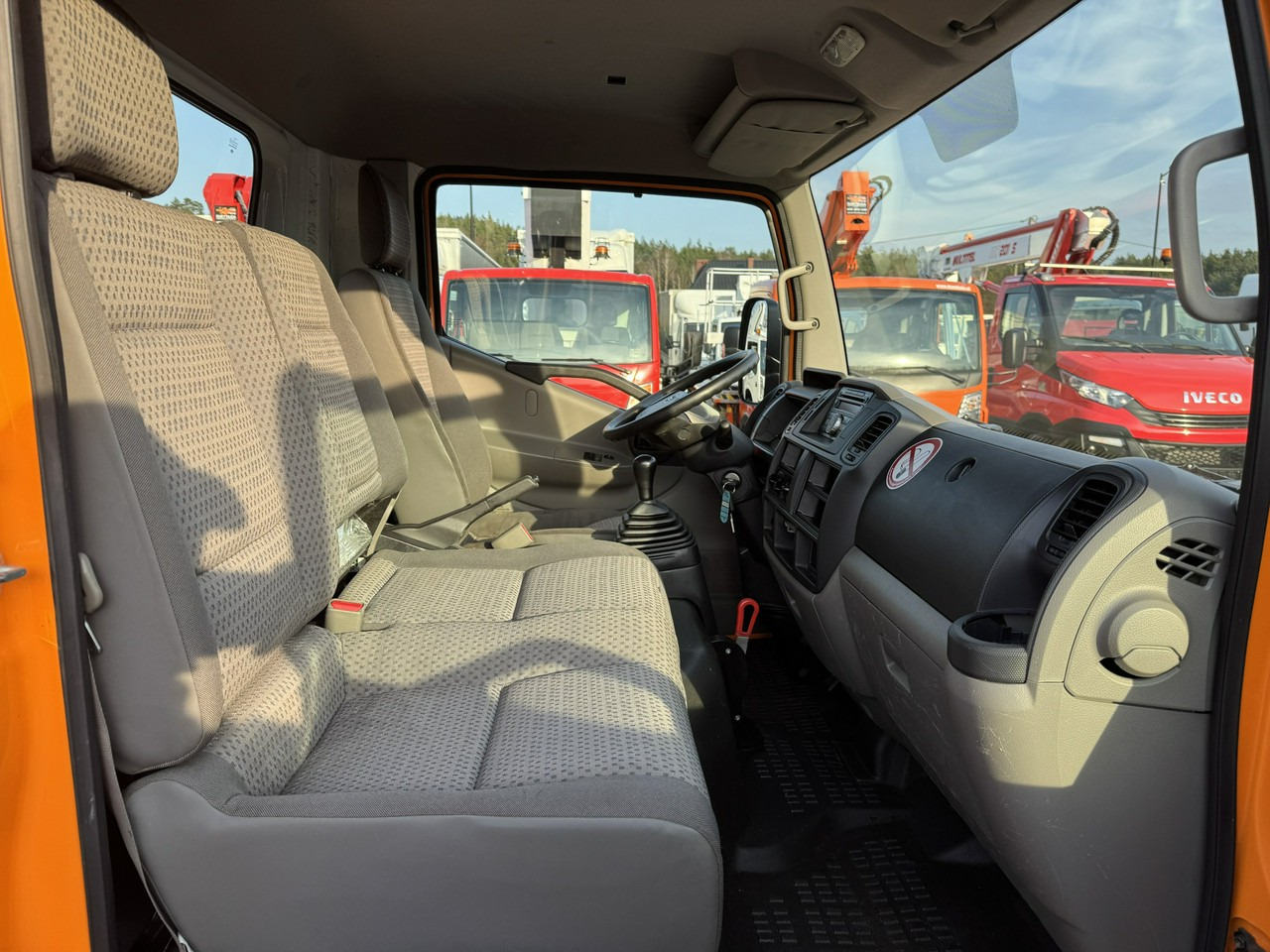Грузовик с подъемником Nissan Cabstar: фото 33