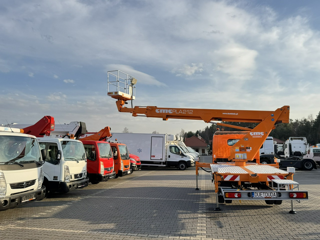 Грузовик с подъемником Nissan Cabstar: фото 27