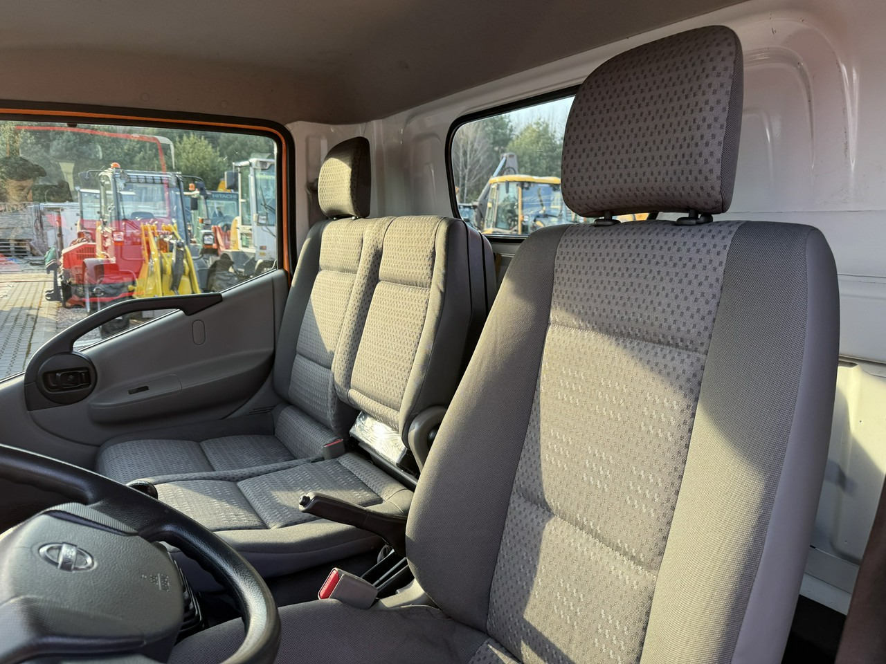 Грузовик с подъемником Nissan Cabstar: фото 32