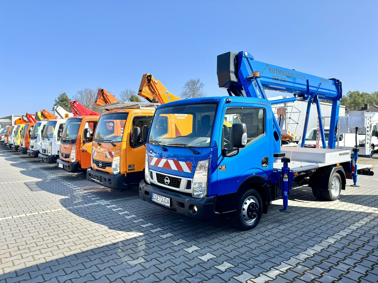Nissan Cabstar - Грузовик с подъемником: фото 1 Nissan Cabstar - Грузовик с подъемником: фото 1