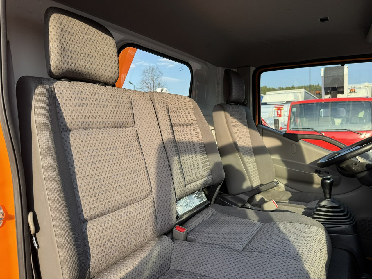 Грузовик с подъемником Nissan Cabstar: фото 35