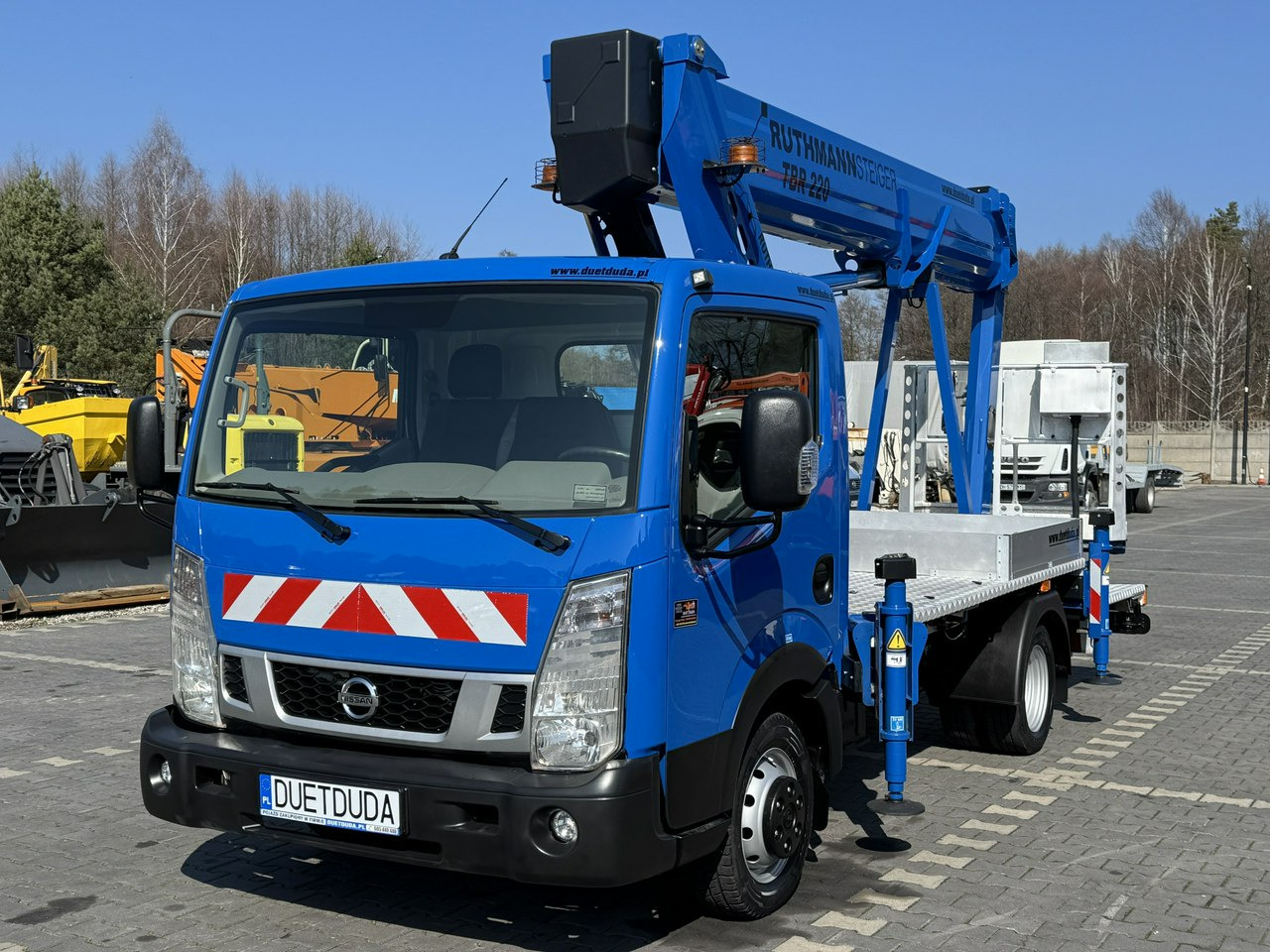 Nissan Cabstar - Грузовик с подъемником: фото 3 Nissan Cabstar - Грузовик с подъемником: фото 3