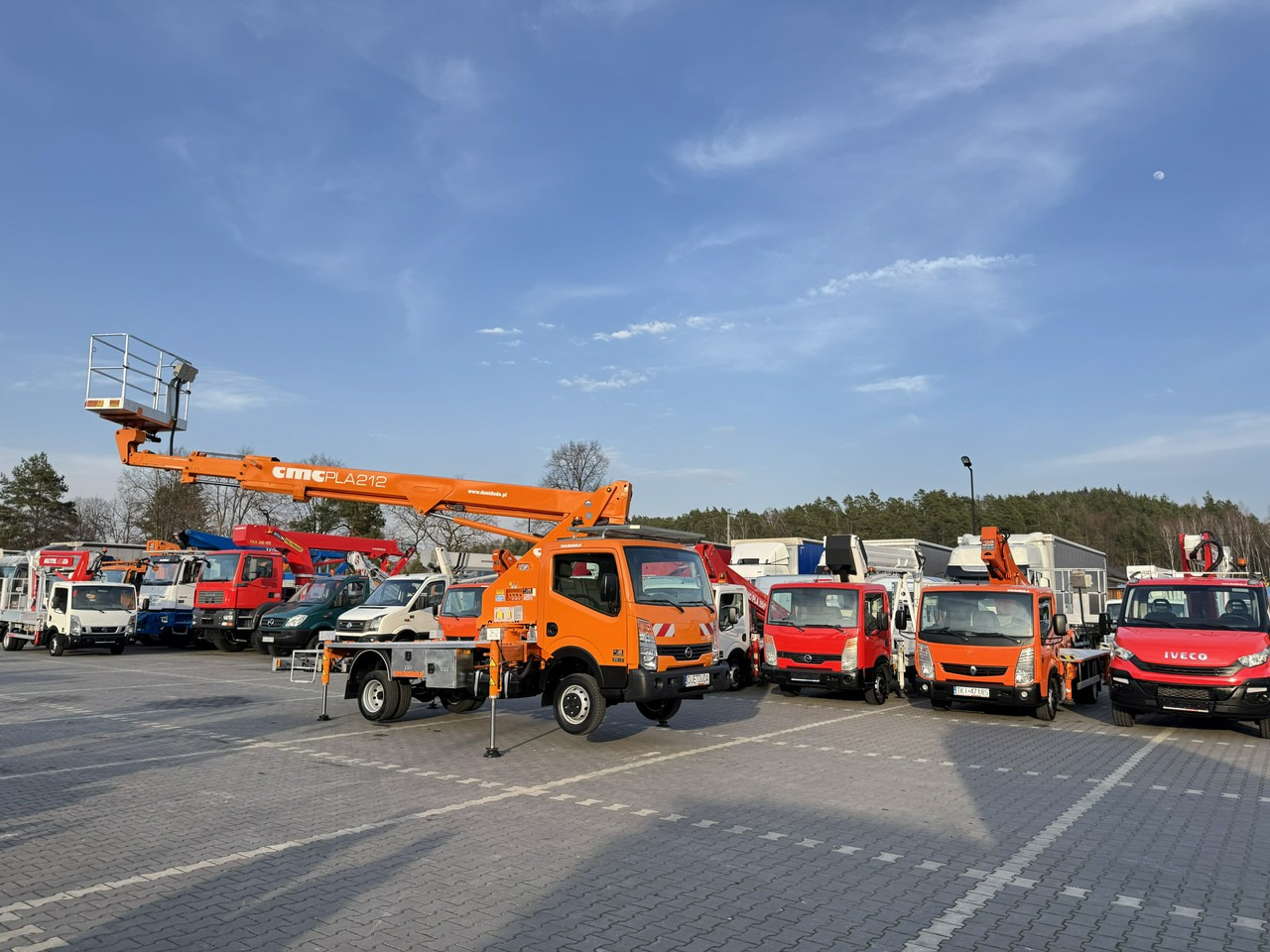 Грузовик с подъемником Nissan Cabstar: фото 12