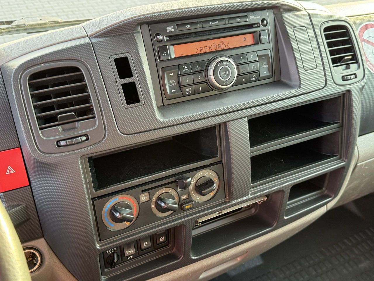 Грузовик с подъемником Nissan Cabstar: фото 31