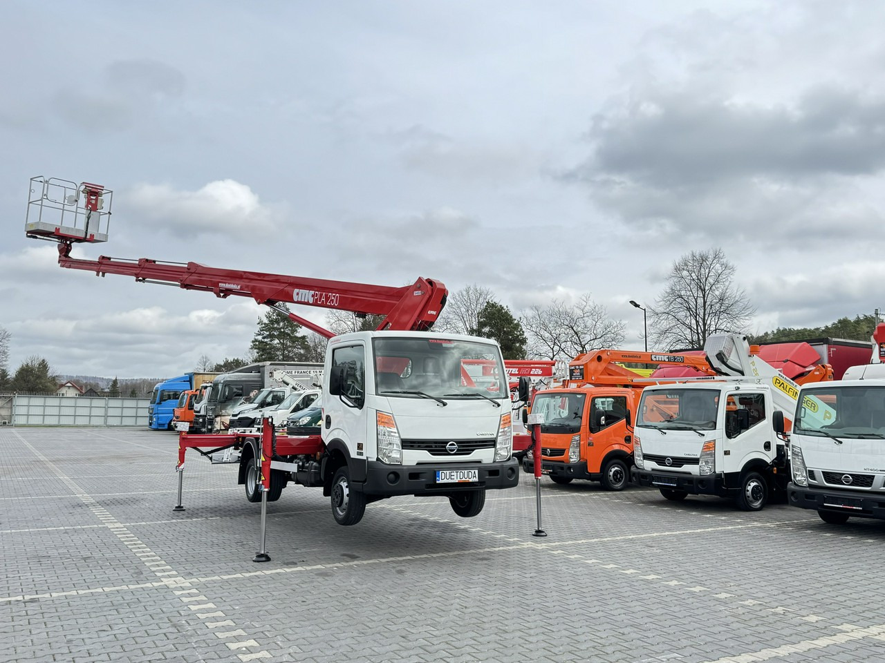 Nissan Cabstar - Грузовик с подъемником: фото 3 Nissan Cabstar - Грузовик с подъемником: фото 3