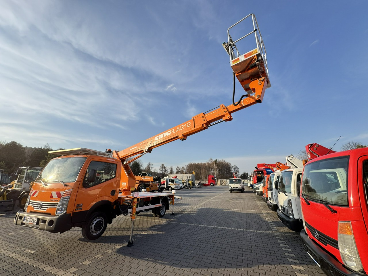 Грузовик с подъемником Nissan Cabstar: фото 16