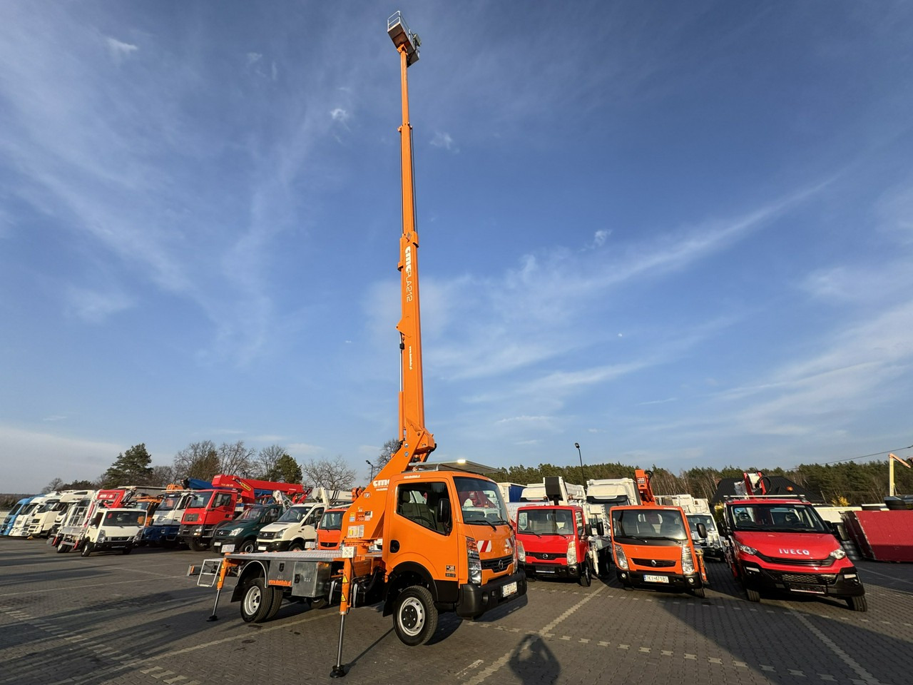 Грузовик с подъемником Nissan Cabstar: фото 15