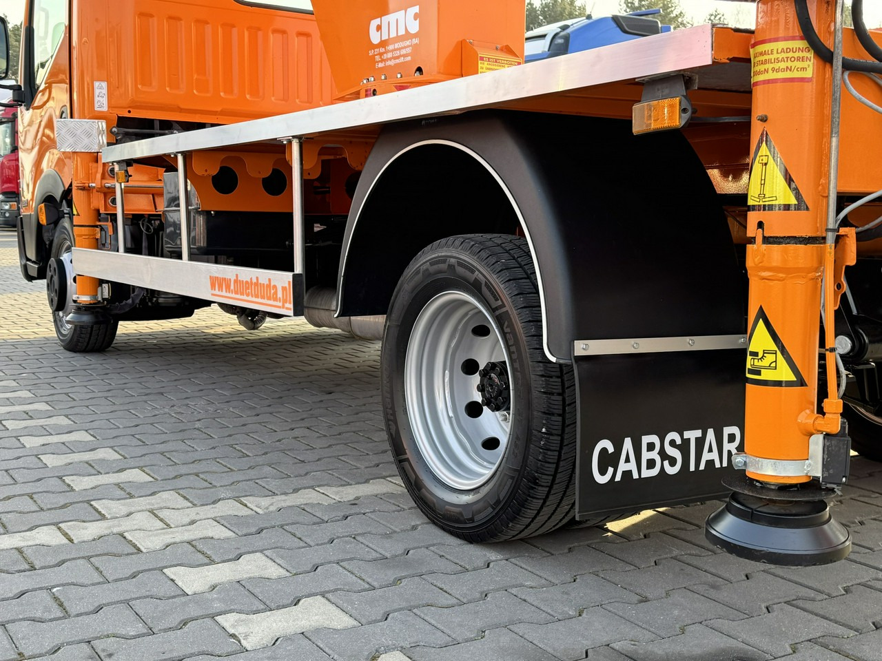 Грузовик с подъемником Nissan Cabstar: фото 20