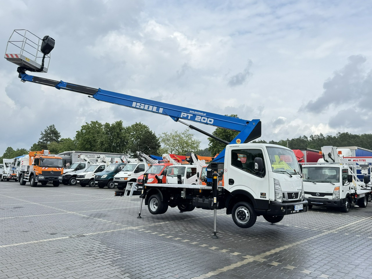 Nissan Cabstar - Грузовик с подъемником: фото 2 Nissan Cabstar - Грузовик с подъемником: фото 2