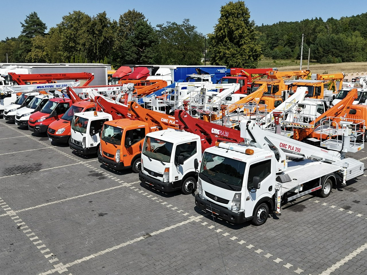 Nissan Zwyżka Podnośnik Koszowy 4X4 CABSTAR MAXITY SPRINTER - Грузовик с подъемником: фото 1 Nissan Zwyżka Podnośnik Koszowy 4X4 CABSTAR MAXITY SPRINTER - Грузовик с подъемником: фото 1