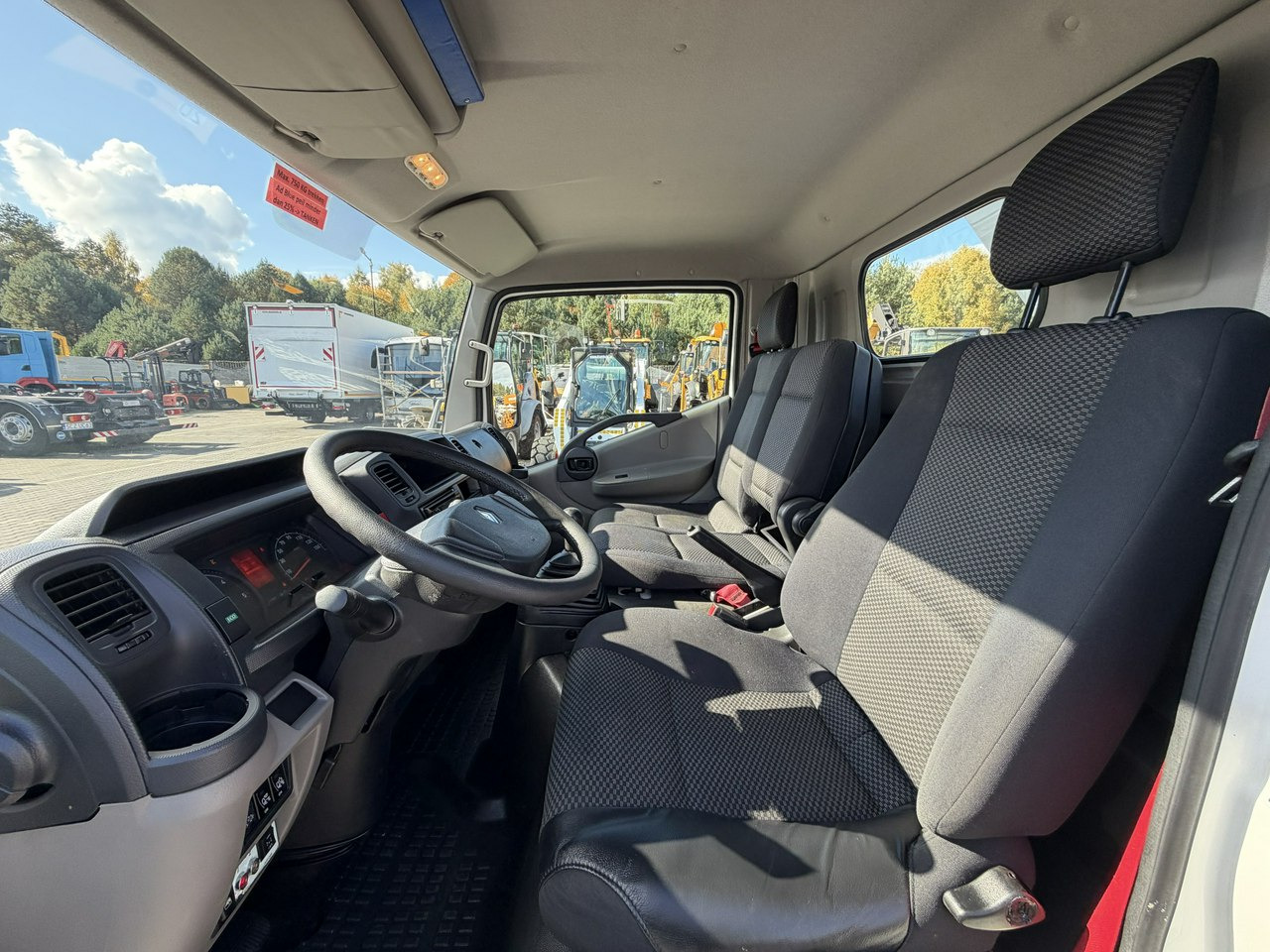 Грузовик с подъемником Renault Maxity: фото 24 Грузовик с подъемником Renault Maxity: фото 24