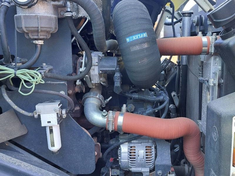 Мини-погрузчик с бортовым поворотом Komatsu WA 100 M-7: фото 7 Мини-погрузчик с бортовым поворотом Komatsu WA 100 M-7: фото 7