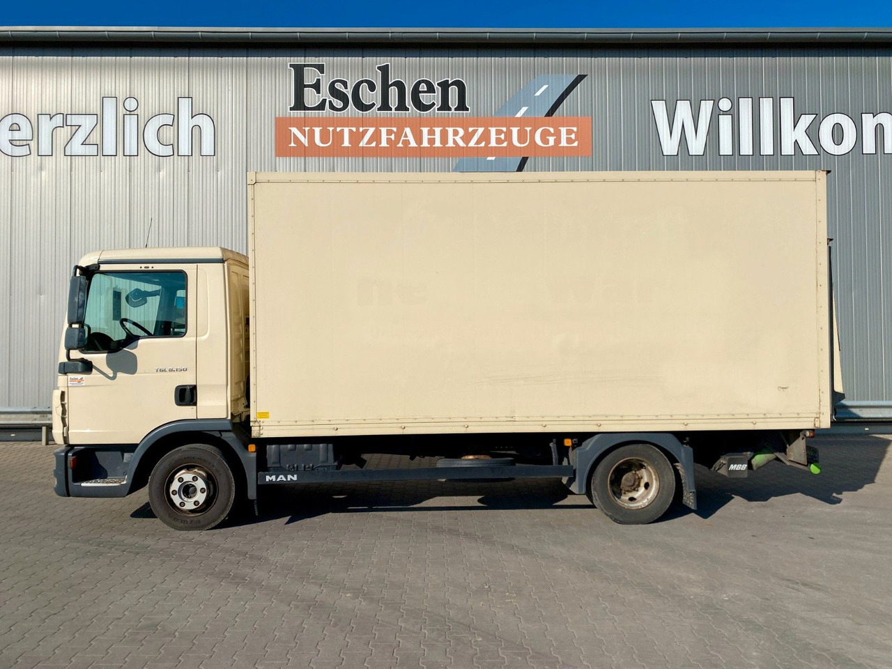 MAN TGL 8.150 Blatt/Blatt*5,5mKoffer*LBW*Seitentür MAN TGL 8.150 Blatt/Blatt*5,5mKoffer*LBW*Seitentür - Грузовик с закрытым кузовом: фото 2 MAN TGL 8.150 Blatt/Blatt*5,5mKoffer*LBW*Seitentür MAN TGL 8.150 Blatt/Blatt*5,5mKoffer*LBW*Seitentür - Грузовик с закрытым кузовом: фото 2