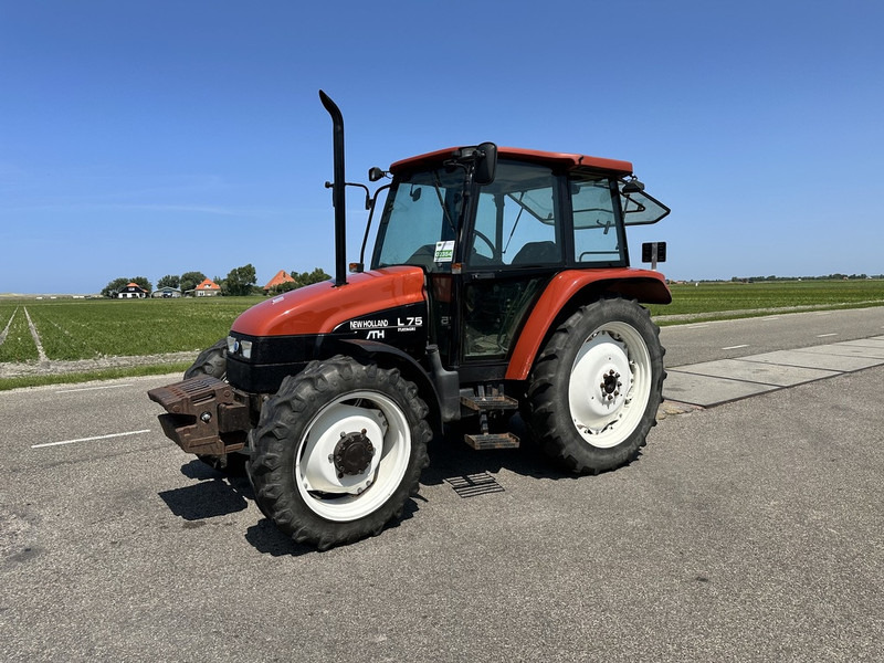 New Holland L 75 - Трактор: фото 1 New Holland L 75 - Трактор: фото 1