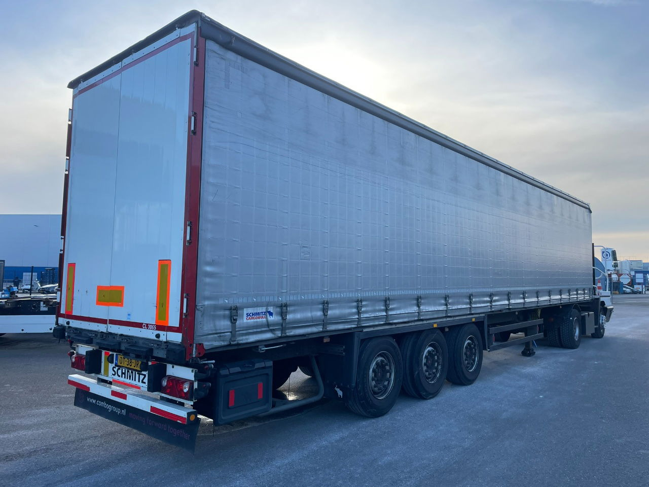 Schmitz Cargobull SCB-S3T EN 12642-XL Allu borden - disc brakes 2 x toolbox / tu - Тентованный полуприцеп: фото 4 Schmitz Cargobull SCB-S3T EN 12642-XL Allu borden - disc brakes 2 x toolbox / tu - Тентованный полуприцеп: фото 4