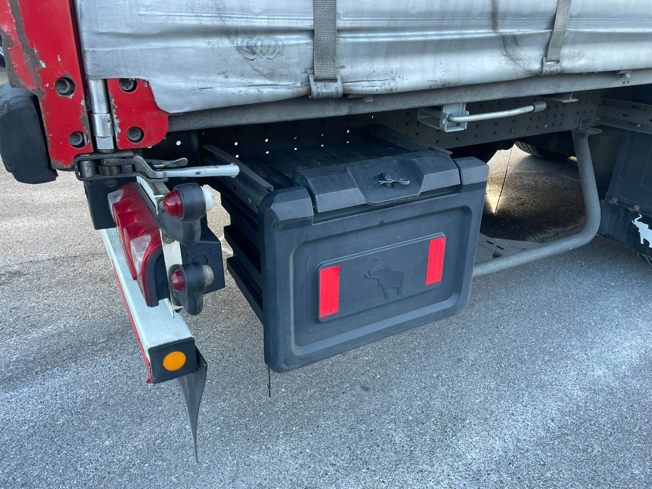 Schmitz Cargobull SCB-S3T EN 12642-XL / Allu borden / disc brakes / 2 x toolbox / tuf 4-2026 - Тентованный полуприцеп: фото 5 Schmitz Cargobull SCB-S3T EN 12642-XL / Allu borden / disc brakes / 2 x toolbox / tuf 4-2026 - Тентованный полуприцеп: фото 5