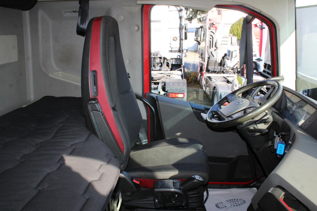 Volvo FH 500 Globe XL I-Park Cool Xenon VIN: MB - Тягач: фото 4 Volvo FH 500 Globe XL I-Park Cool Xenon VIN: MB - Тягач: фото 4