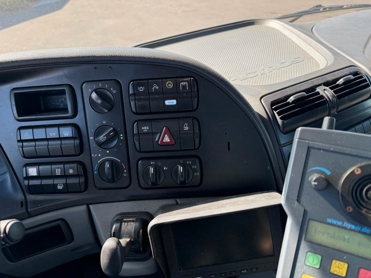 Mercedes-Benz Actros 3341 6x6 Kipperfahrgestell mit Zylinder - Грузовик-шасси: фото 4 Mercedes-Benz Actros 3341 6x6 Kipperfahrgestell mit Zylinder - Грузовик-шасси: фото 4