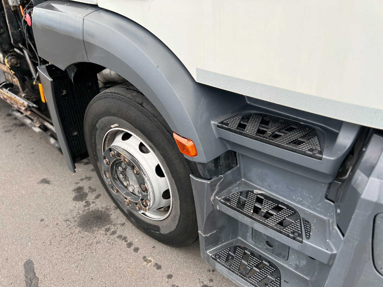 Мусоровоз Mercedes-Benz Antos 2533 6x2 Seitenlader Faun Sidepress Mercedes-Benz Antos 2533 6x2 Seitenlader Faun Sidepress: фото 6