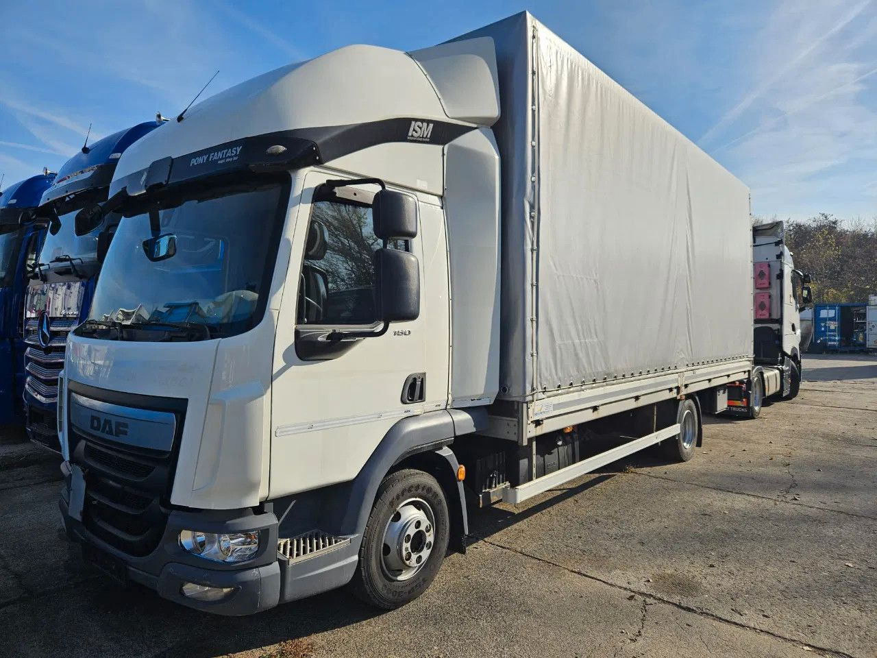 DAF LF 180 7.5 t - Тентованный грузовик: фото 1 DAF LF 180 7.5 t - Тентованный грузовик: фото 1