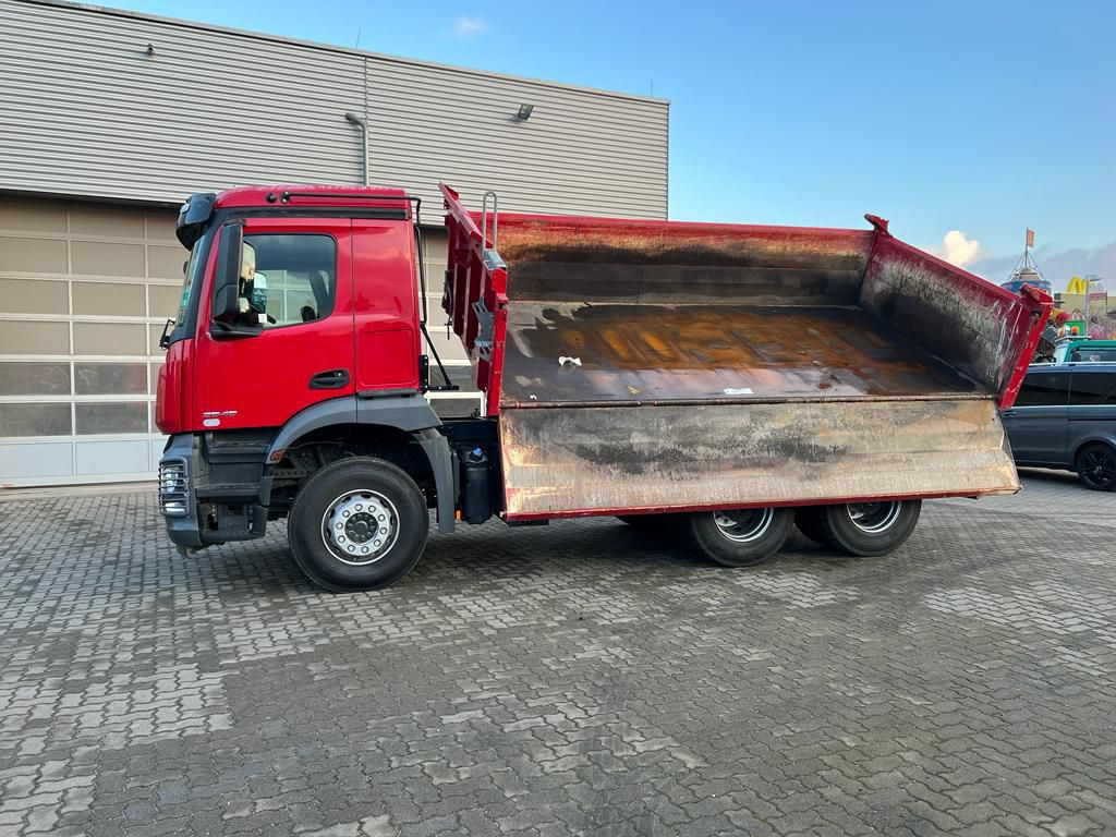 Mercedes-Benz Arocs 3-Achs Kipper 2646 6x4 Bordmatik nur 69TKM - Самосвал: фото 5 Mercedes-Benz Arocs 3-Achs Kipper 2646 6x4 Bordmatik nur 69TKM - Самосвал: фото 5