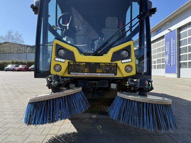 Johnston C202 Kleinkehrmaschine 2 M³ - 6.000 h в лизинг Johnston C202 Kleinkehrmaschine 2 M³ - 6.000 h: фото 15 Johnston C202 Kleinkehrmaschine 2 M³ - 6.000 h в лизинг Johnston C202 Kleinkehrmaschine 2 M³ - 6.000 h: фото 15