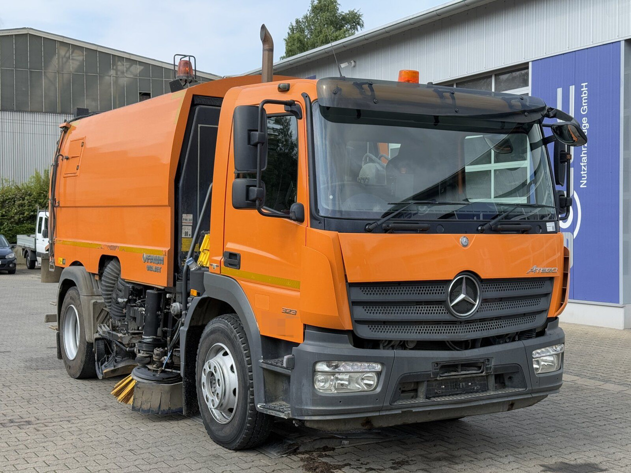 Mercedes-Benz ATEGO 1323 4x2 Kehrmaschine FAUN Viajet 6R/H - Подметально-уборочная машина: фото 1 Mercedes-Benz ATEGO 1323 4x2 Kehrmaschine FAUN Viajet 6R/H - Подметально-уборочная машина: фото 1