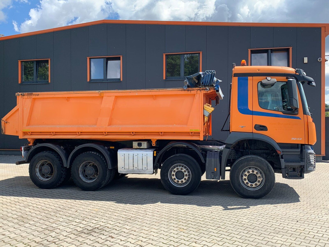 Mercedes-Benz Arocs 3243 8x4 Dreiseitenkipper mit Bordmatik - Самосвал: фото 2 Mercedes-Benz Arocs 3243 8x4 Dreiseitenkipper mit Bordmatik - Самосвал: фото 2
