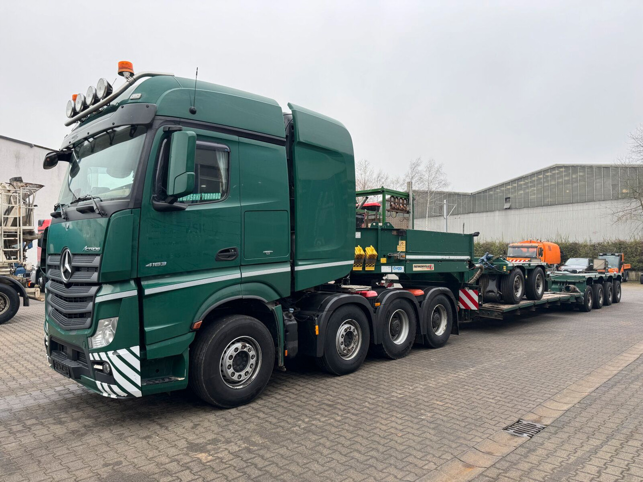 Mercedes-Benz ACTROS 4163 8x4 Schwerlast +Tieflader 4+2 *83 T - Тягач: фото 2 Mercedes-Benz ACTROS 4163 8x4 Schwerlast +Tieflader 4+2 *83 T - Тягач: фото 2