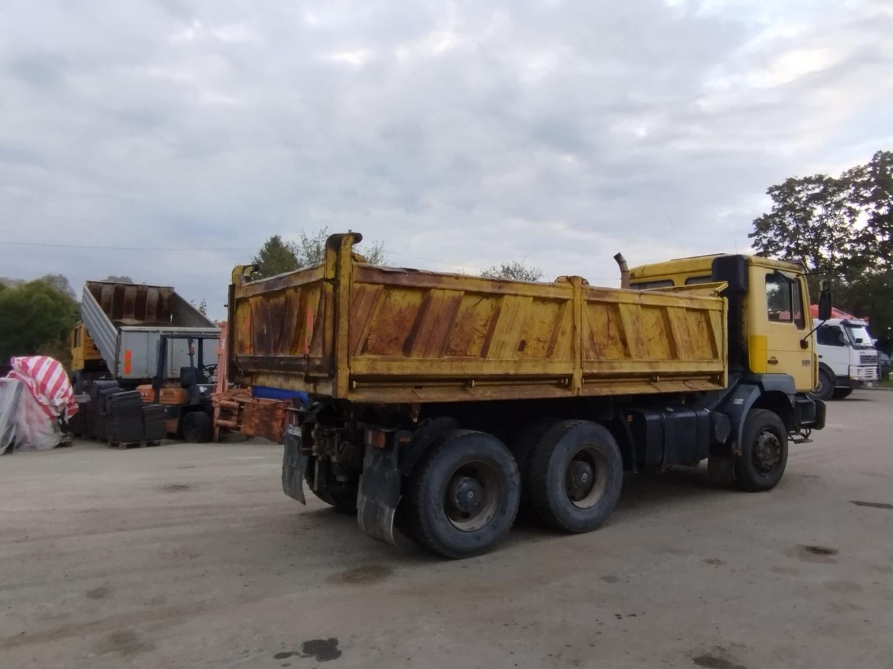 Самосвал MAN 26.403: фото 9