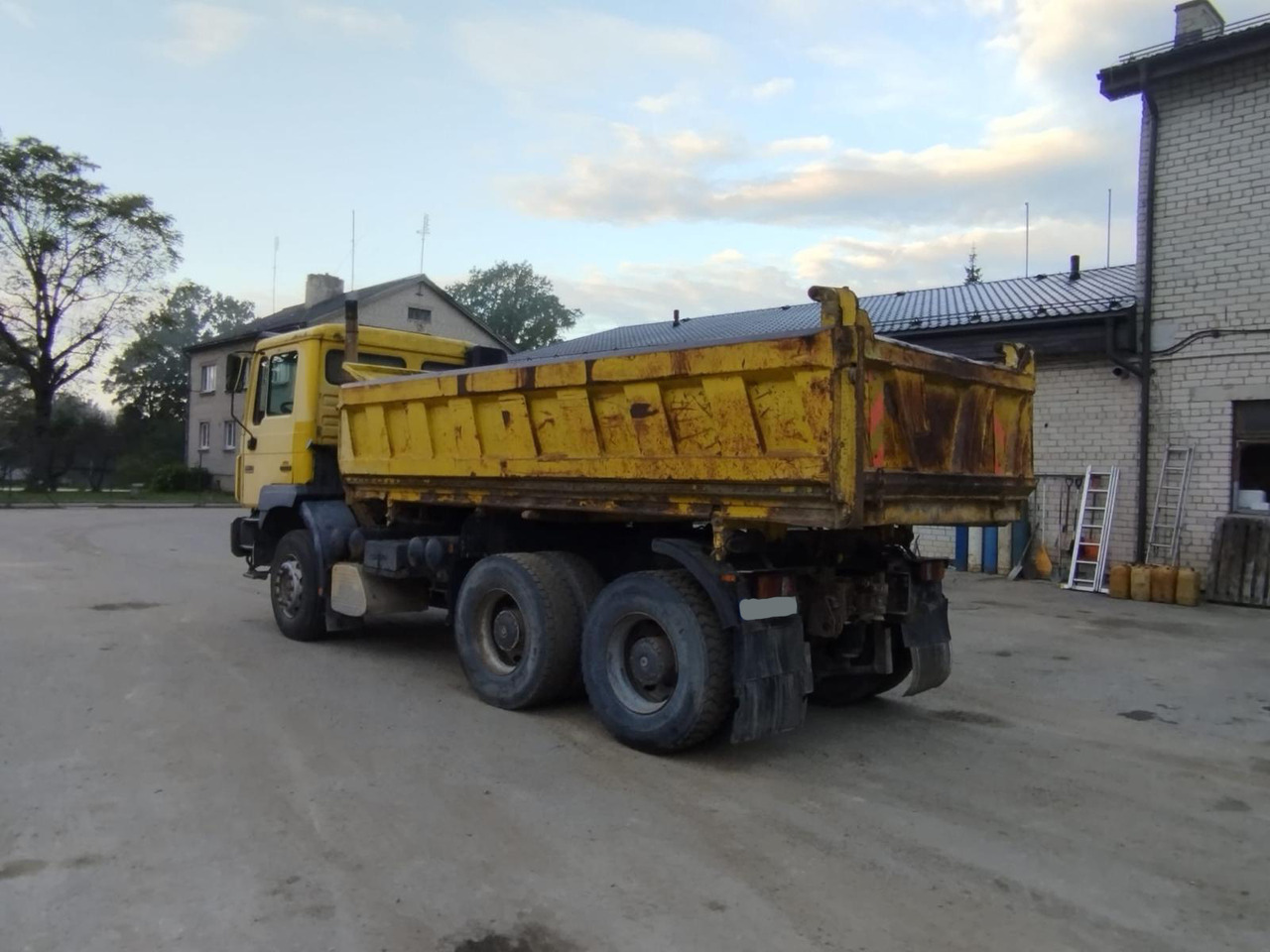 Самосвал MAN 26.403: фото 6