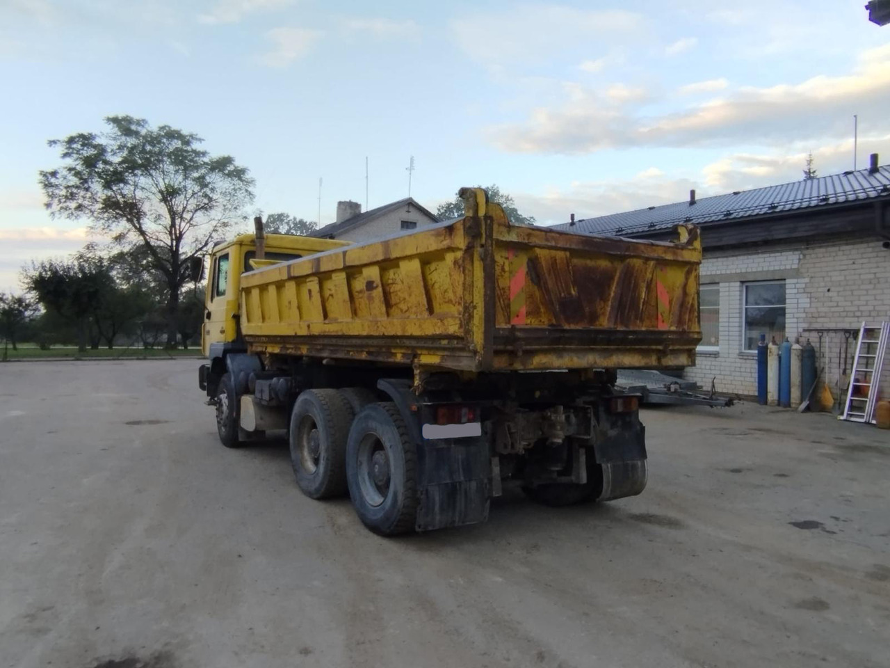 Самосвал MAN 26.403: фото 7