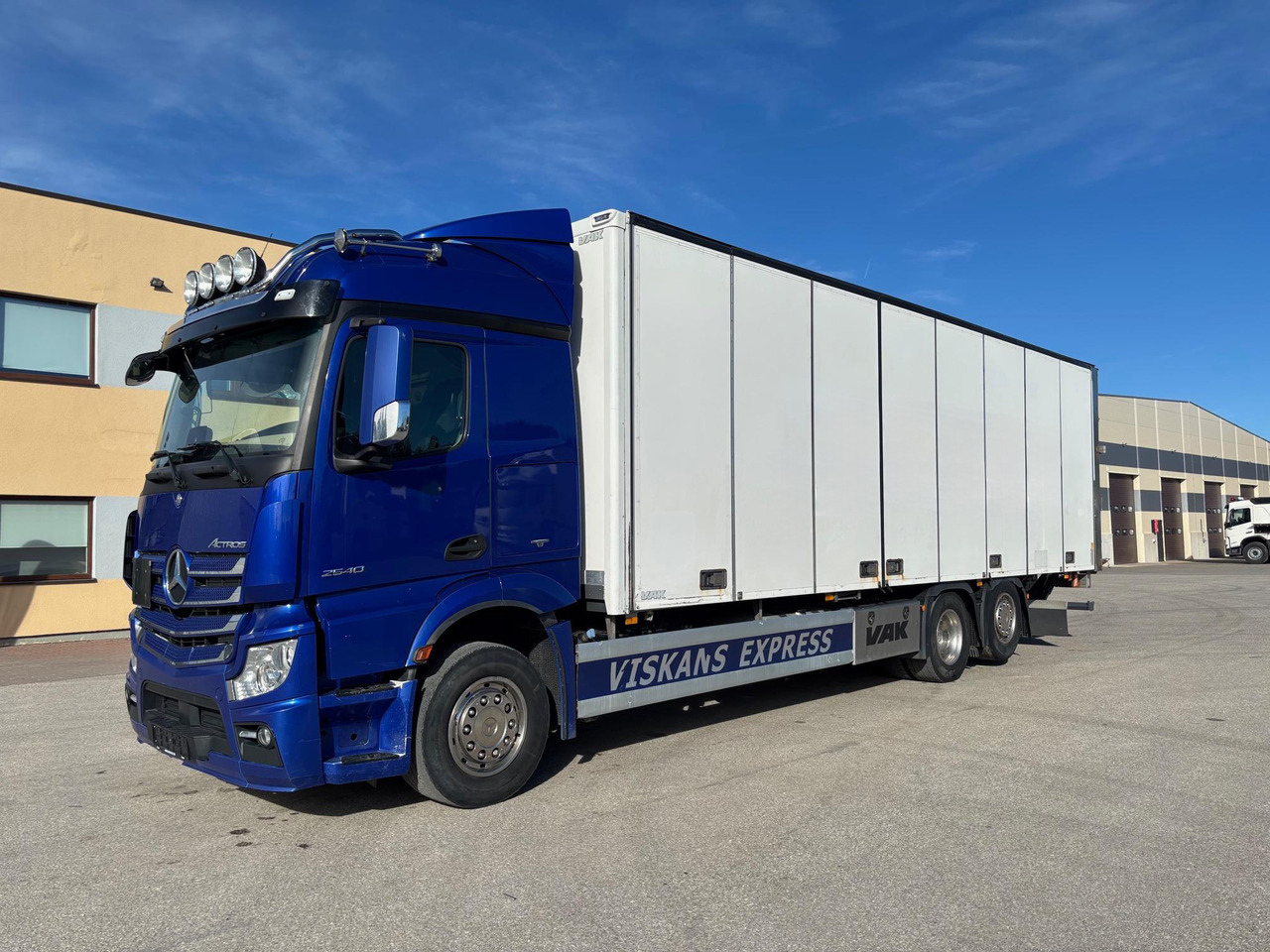 MERCEDES-BENZ ACTROS 2540 - Грузовик с закрытым кузовом: фото 2 MERCEDES-BENZ ACTROS 2540 - Грузовик с закрытым кузовом: фото 2