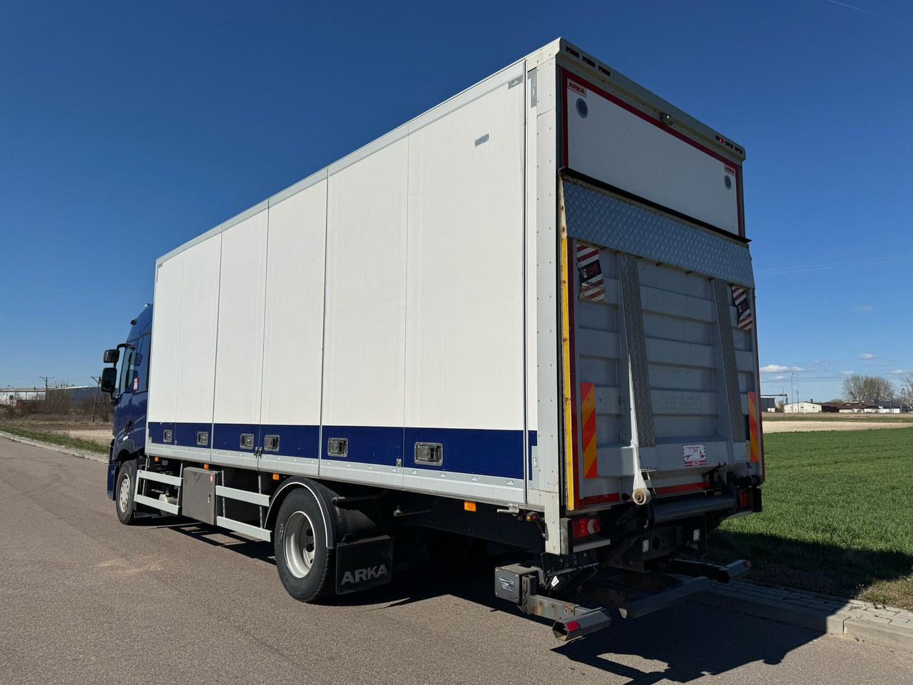 RENAULT T380 - Грузовик с закрытым кузовом: фото 5 RENAULT T380 - Грузовик с закрытым кузовом: фото 5