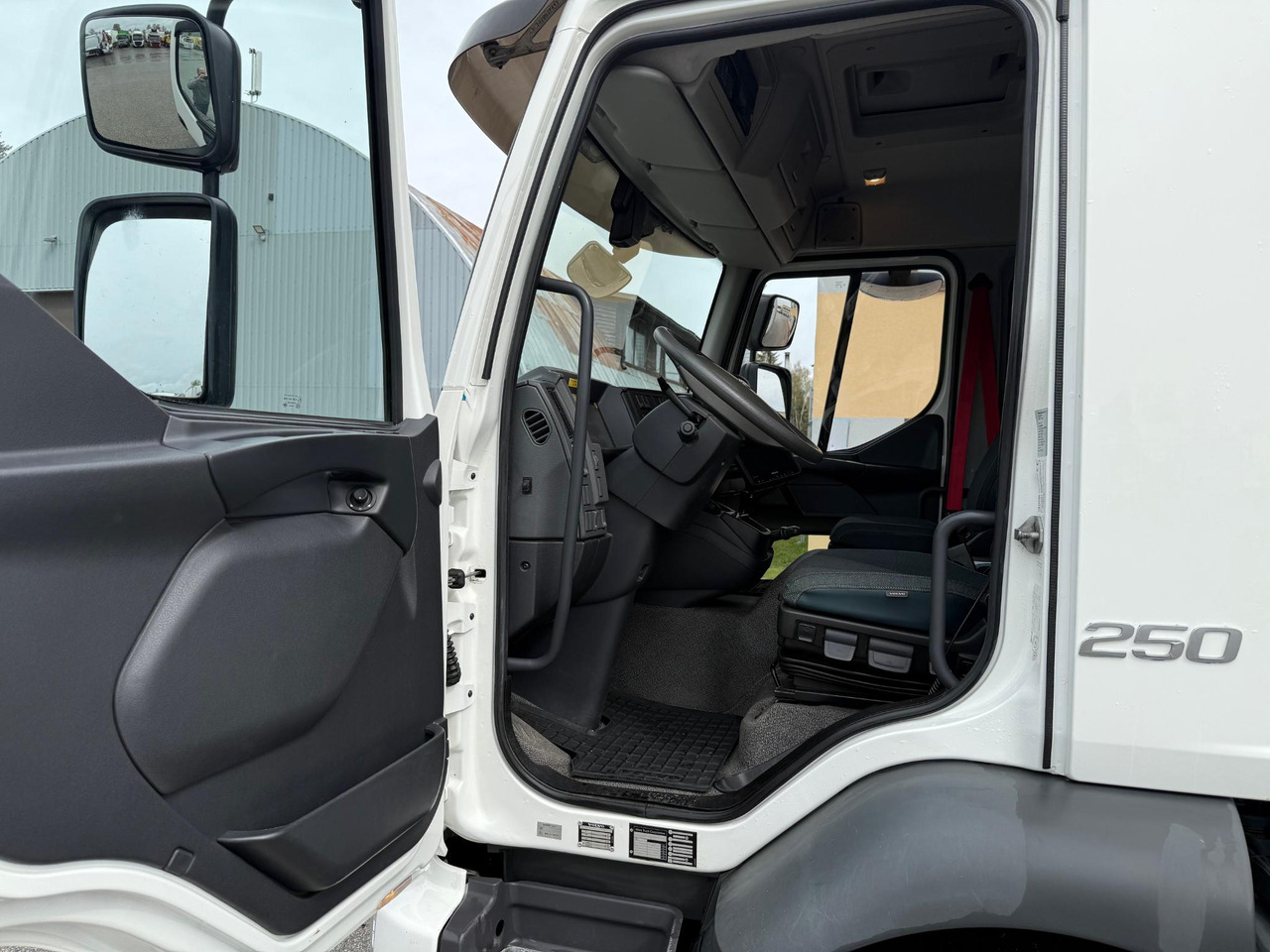 VOLVO FL250 - Грузовик с закрытым кузовом: фото 4 VOLVO FL250 - Грузовик с закрытым кузовом: фото 4