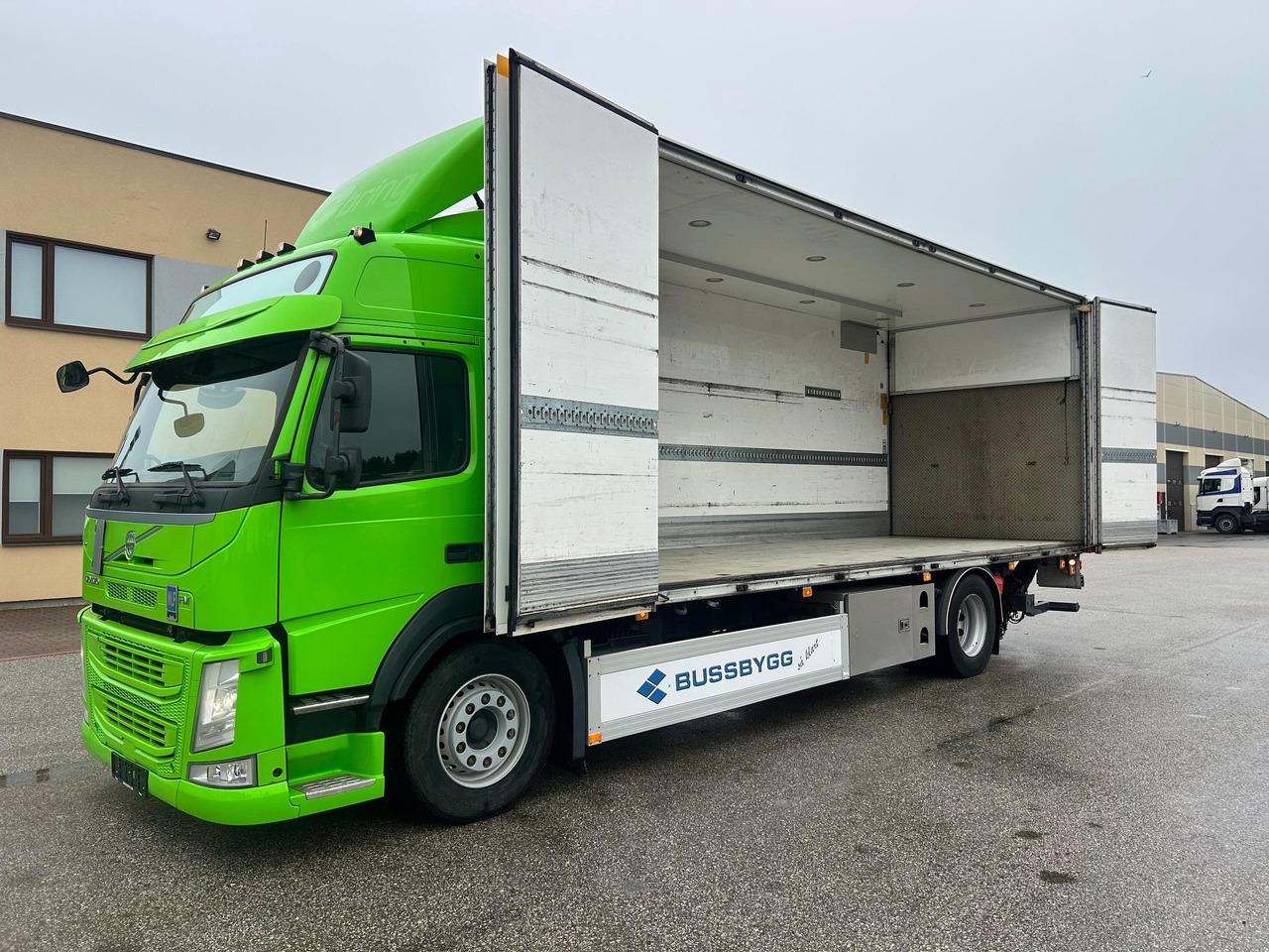 VOLVO FM330 - Грузовик с закрытым кузовом: фото 3 VOLVO FM330 - Грузовик с закрытым кузовом: фото 3