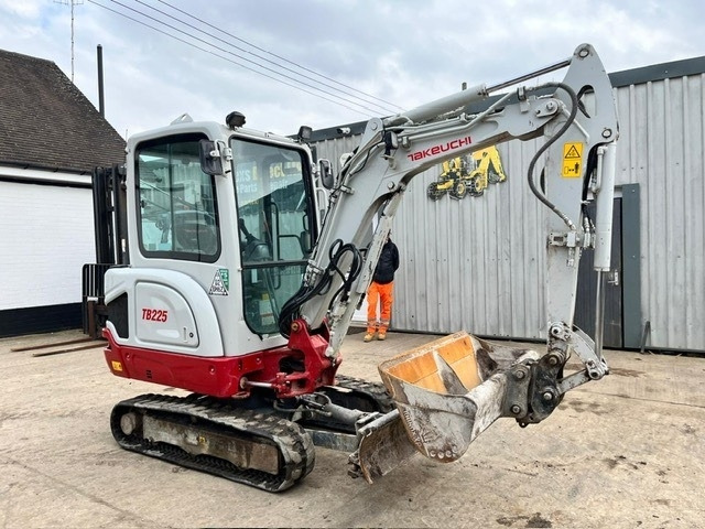 Takeuchi TB 225 - Мини-экскаватор: фото 2 Takeuchi TB 225 - Мини-экскаватор: фото 2