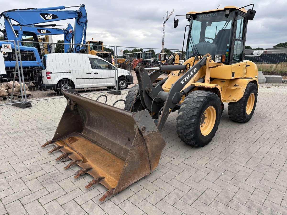 VOLVO L 30 B PRO 3er Kreis Klappschaufel+Palettengabel - Колёсный погрузчик: фото 3 VOLVO L 30 B PRO 3er Kreis Klappschaufel+Palettengabel - Колёсный погрузчик: фото 3