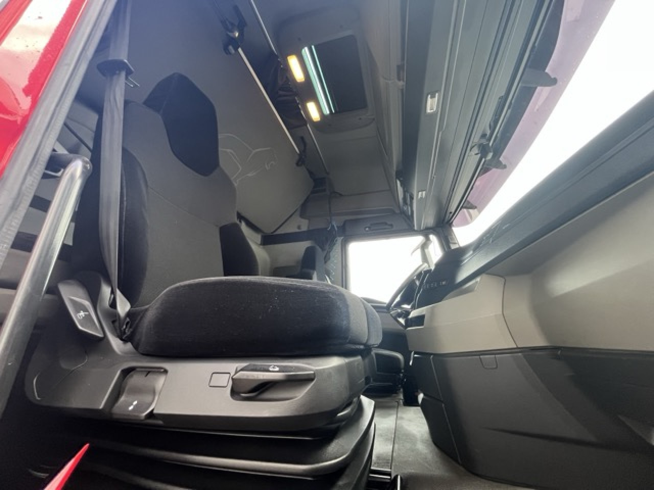 MAN TGX 18.510 4x2 LL SA Euro6 Retarder Klima ZV - Тягач: фото 4 MAN TGX 18.510 4x2 LL SA Euro6 Retarder Klima ZV - Тягач: фото 4