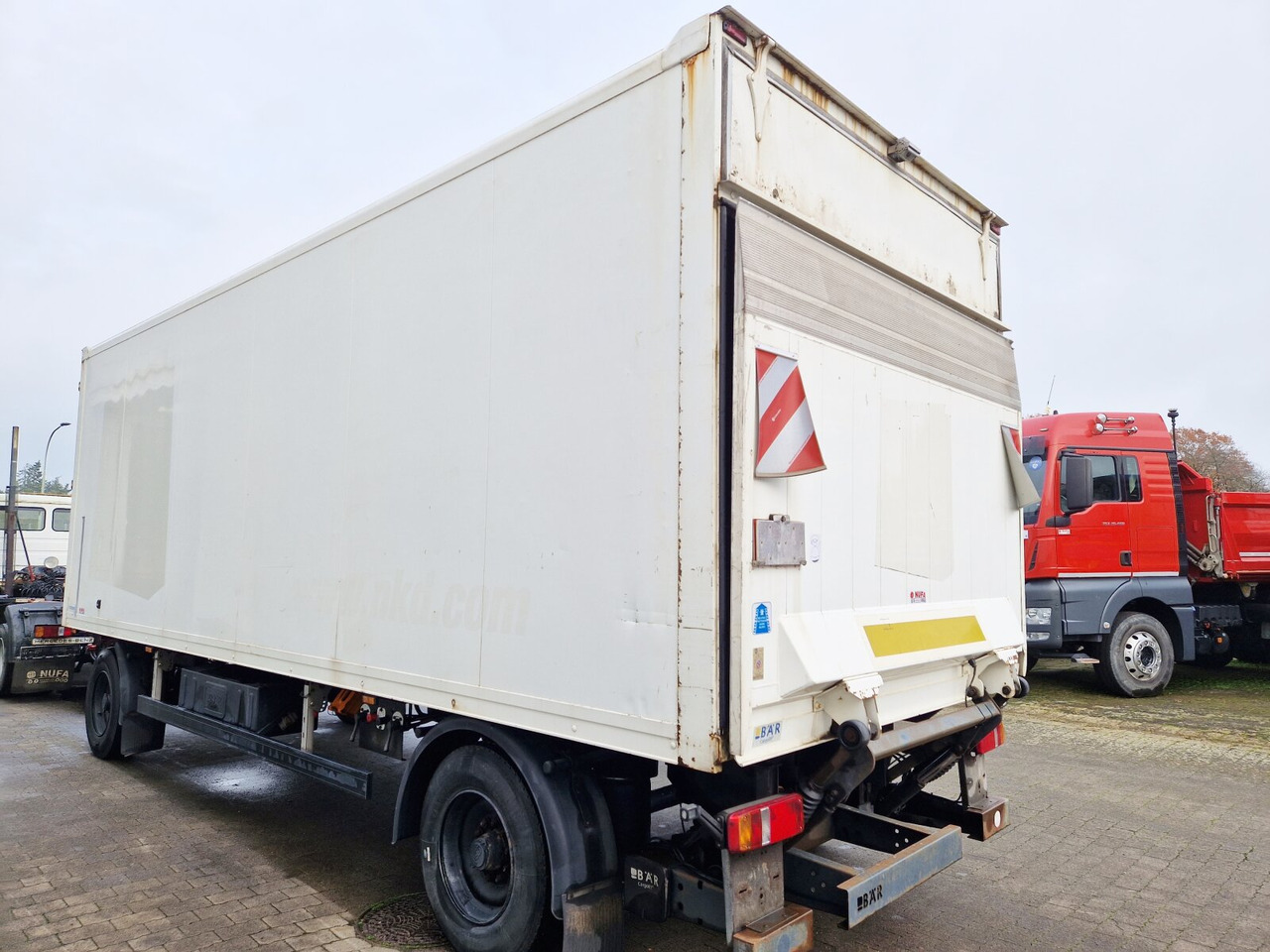 Andere Kleiderkofferanhänger Hofmann, Kleiderkofferanhänger, durchladbar, LBW BÄR, 42 cbm - Прицеп-фургон: фото 2 Andere Kleiderkofferanhänger Hofmann, Kleiderkofferanhänger, durchladbar, LBW BÄR, 42 cbm - Прицеп-фургон: фото 2