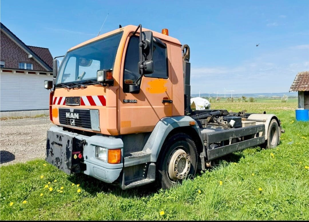 MAN LE 18.280 4x2 LL LE 18.280 4x2 LL, 6-Zylinder, Winterdienstausstattung - Крюковой мультилифт: фото 1 MAN LE 18.280 4x2 LL LE 18.280 4x2 LL, 6-Zylinder, Winterdienstausstattung - Крюковой мультилифт: фото 1