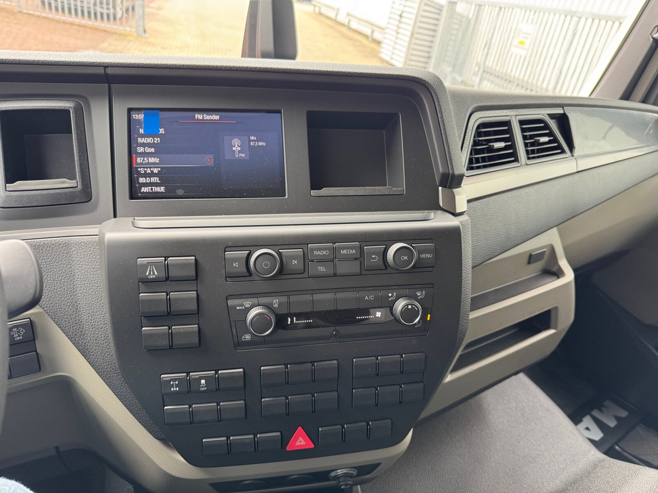 MAN TGL 8.160/190 4x2 BL CH TGL 8.160/190 4x2 BL CH, City-Abroller - Крюковой мультилифт: фото 4 MAN TGL 8.160/190 4x2 BL CH TGL 8.160/190 4x2 BL CH, City-Abroller - Крюковой мультилифт: фото 4