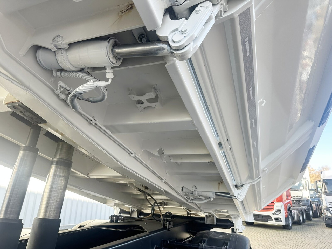 MAN TGS 35.460 8X4 BB TGS 35.460 8X4 BB, Meiller Bordmatik 13m³ - Самосвал: фото 3 MAN TGS 35.460 8X4 BB TGS 35.460 8X4 BB, Meiller Bordmatik 13m³ - Самосвал: фото 3